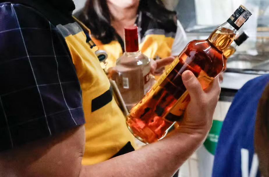 Ao menos dez pessoas foram intoxicadas e três morreram após consumo de bebidas clandestinas contaminados com metanol.