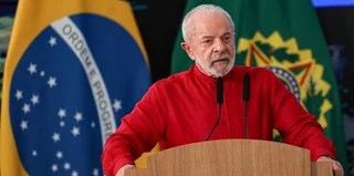 Lula conversa com Donald Trump por videoconferência em meio a tarifaço contra produtos brasileiros.
