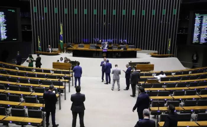 Comissão aprova obrigatoriedade de exame pré-operatório antes de procedimentos estéticos.