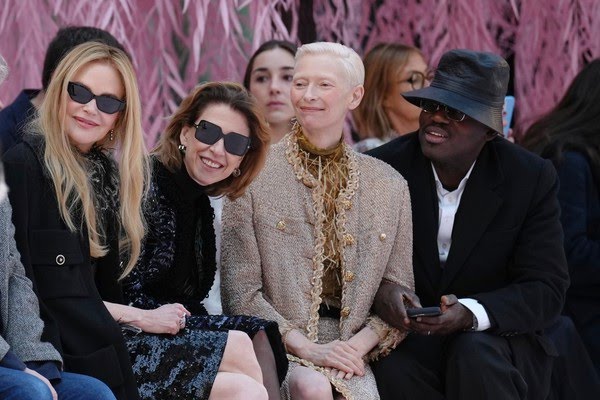 Fernanda Torres posa ao lado de Nicole Kidman e Tilda Swinton em desfile da Chanel.