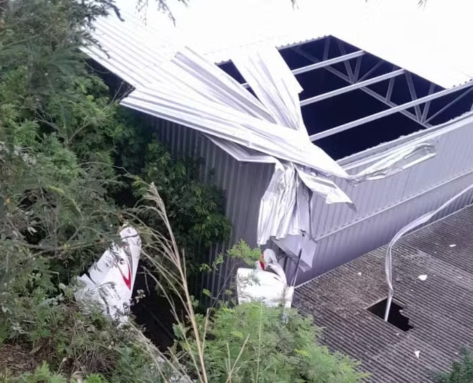Avião de pequeno porte cai em galpão de oficina em Guarapari, no Espírito Santo.