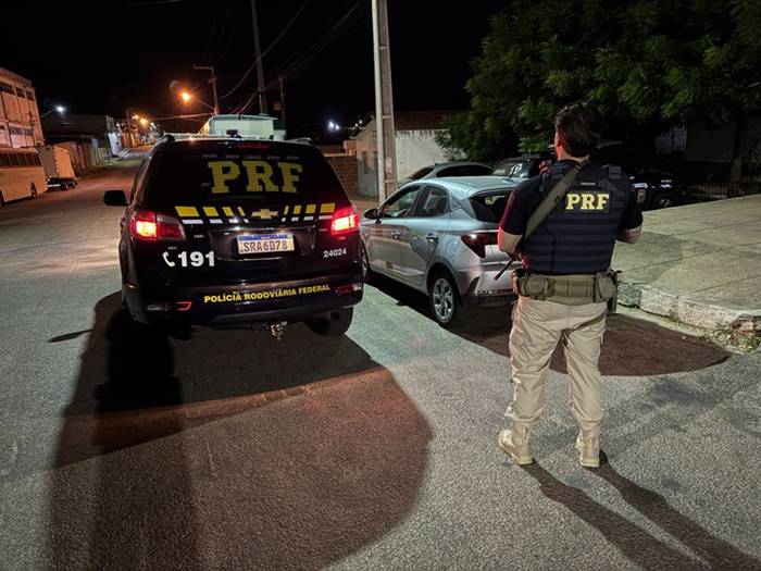 Carro roubado em cidade da Bahia é recuperado por PRF em Cabrobó.
