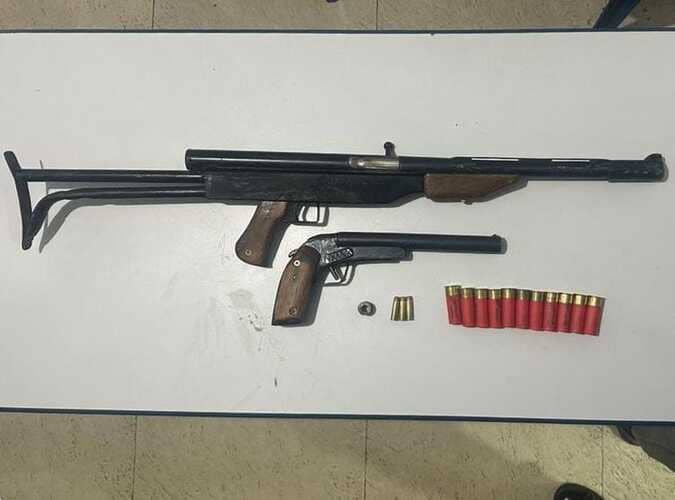 Dupla é presa com armas artesanais e munições no Jardim Petrópolis.