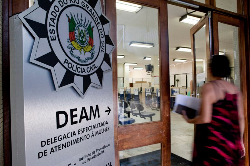 Brasil cria Dia Nacional de Luto pelas Mulheres Vítimas de Feminicídio.