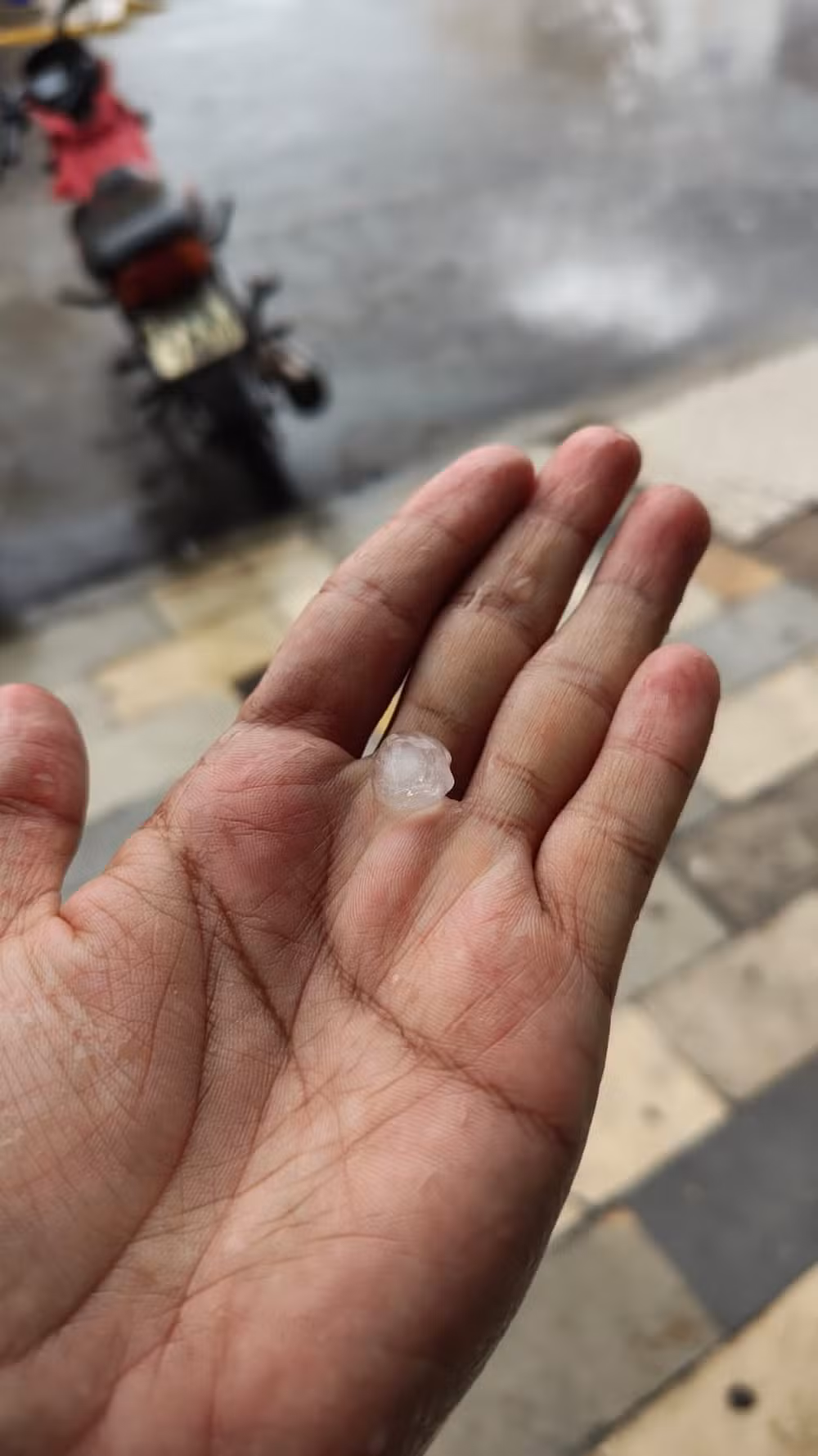Chuva de granizo surpreende moradores de Araripina em Pernambuco.