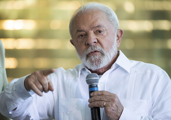 Lula sanciona lei que proíbe descontos automáticos nos benefícios do INSS.
