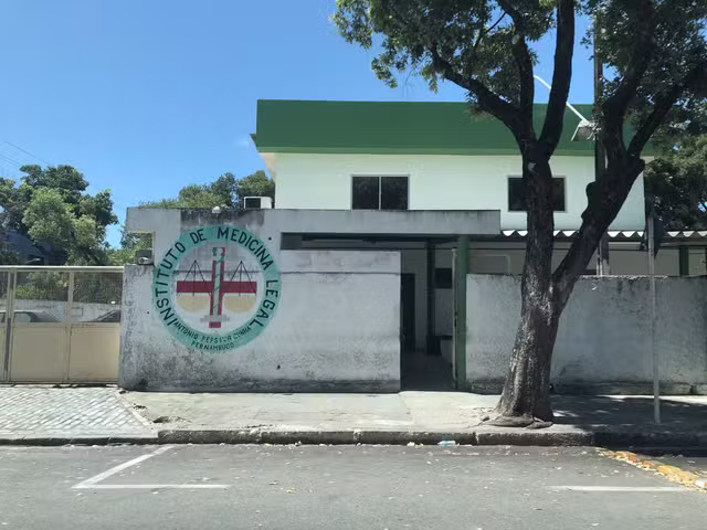 Mulher mata marido e alega legítima defesa; vítima tinha passagens na polícia por violência doméstica.