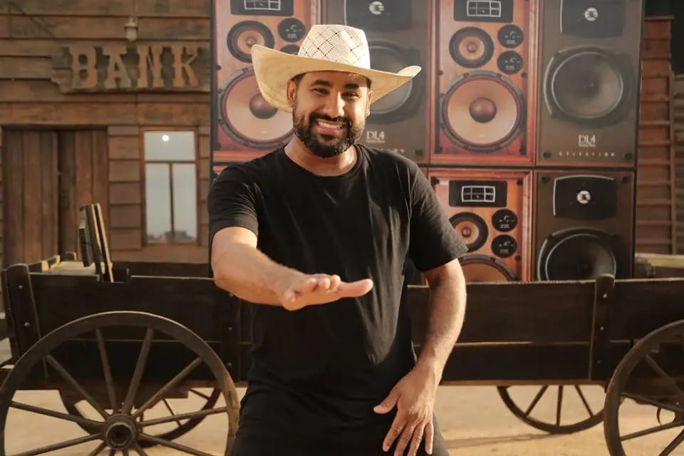 Cantor Raí, da banda Saia Rodada, é internado em hospital de Mossoró após mal-estar.