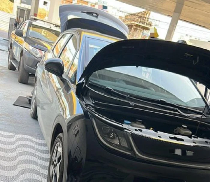 Carro roubado no Rio de Janeiro é recuperado pela PRF em Juazeiro (BA).