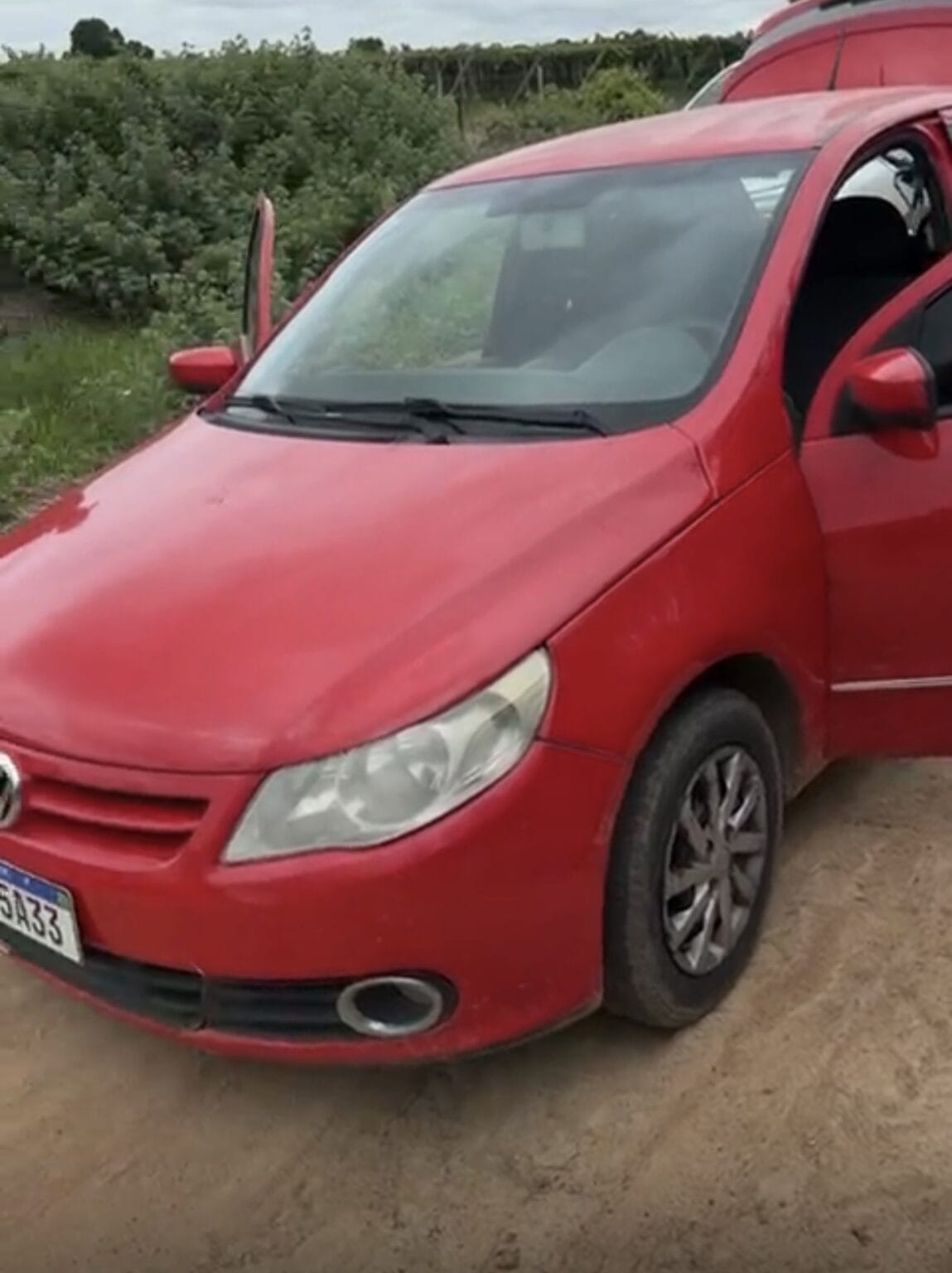 Suposto carro usado em sequestro de Gerlane é encontrado abandonado na zona rural de Petrolina.
