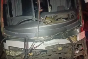 Ônibus com 50 passageiros bate na traseira de caminhão em Sertânia (PE) e deixa feridos.