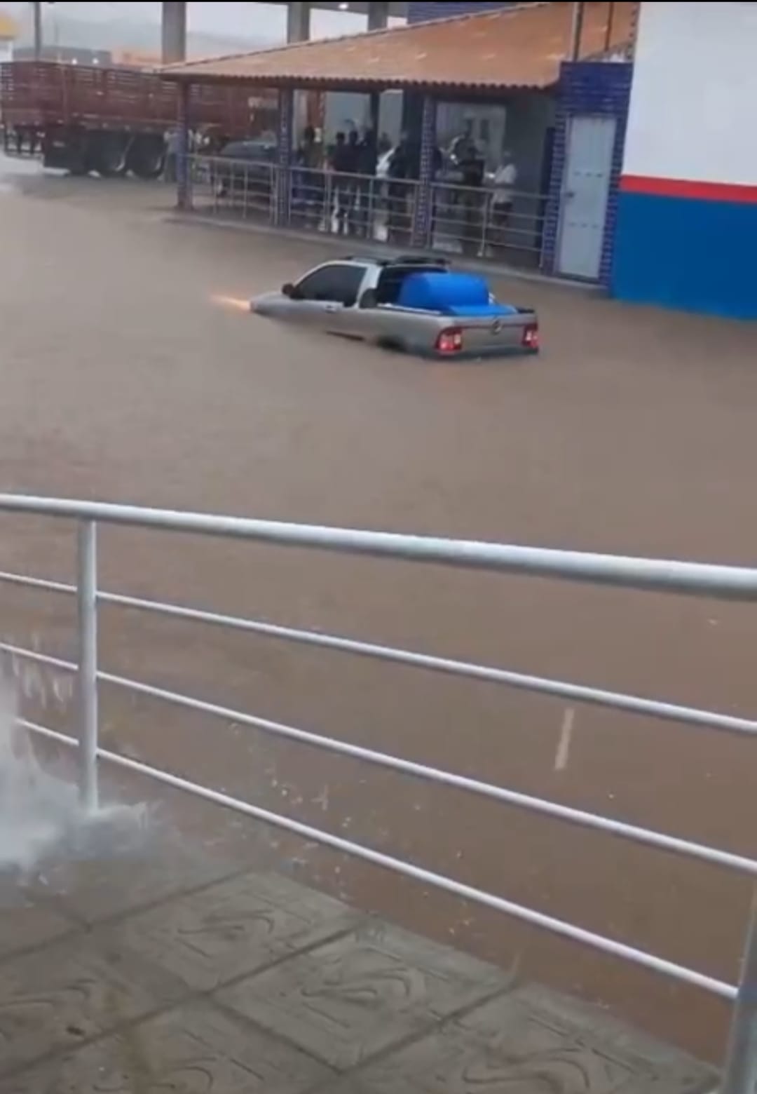 Fortes chuvas alagam ruas em Dormentes; inmet emite alerta de chuvas intensas até sexta (27)