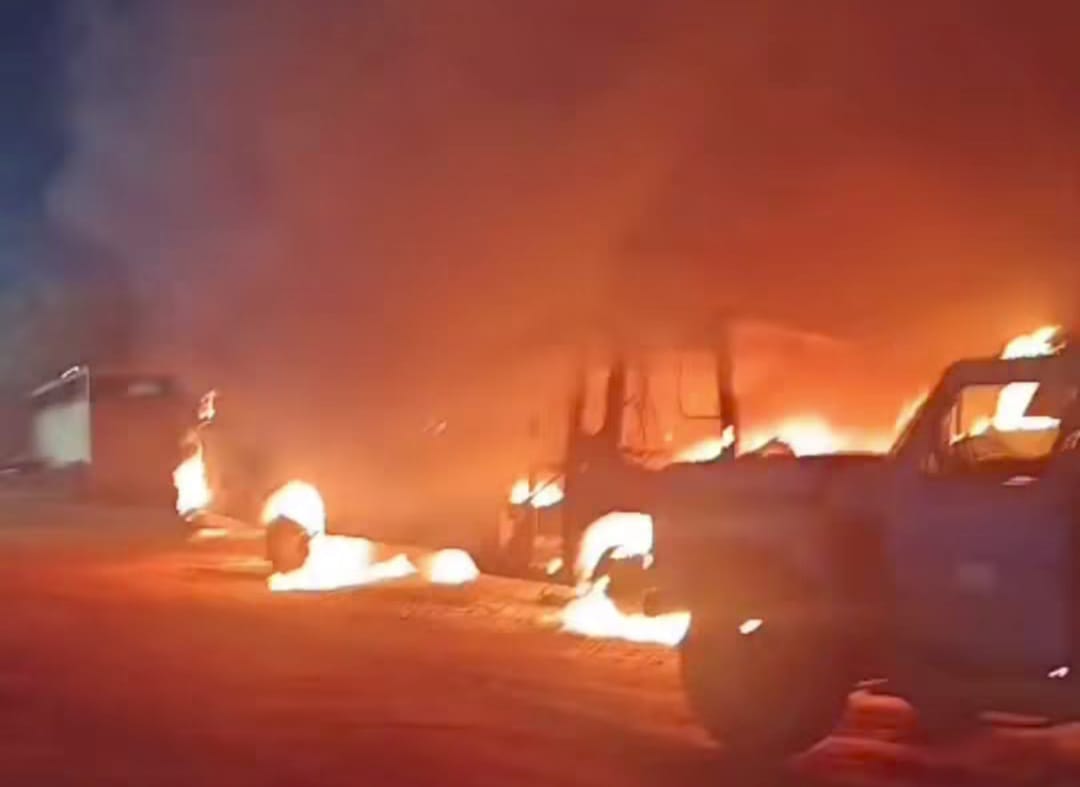 Incêndio atinge pátio da prefeitura de Ipubi destrói ônibus escolares, e outros veículos
