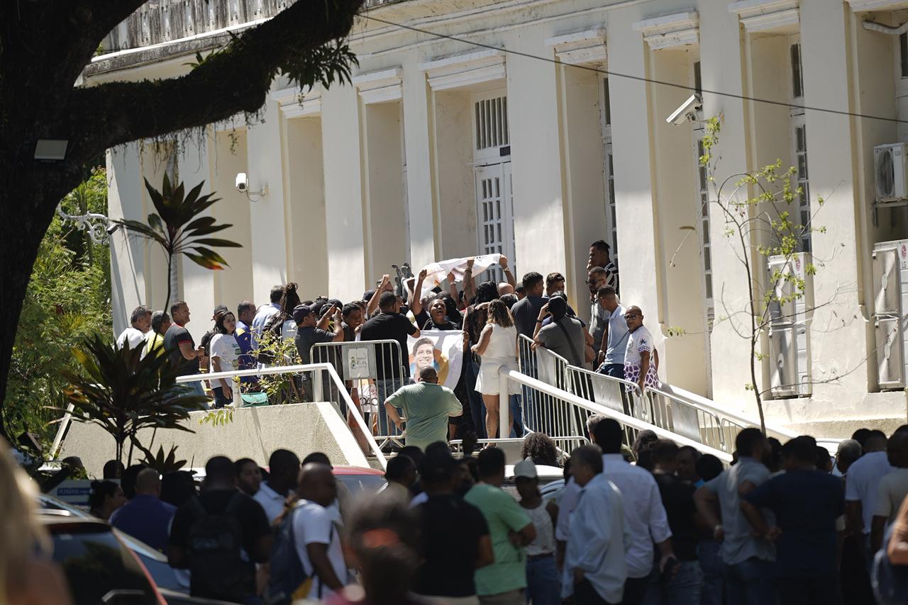 Câmara do Recife vota pedido de impeachment de João Campos em sessão agitada.