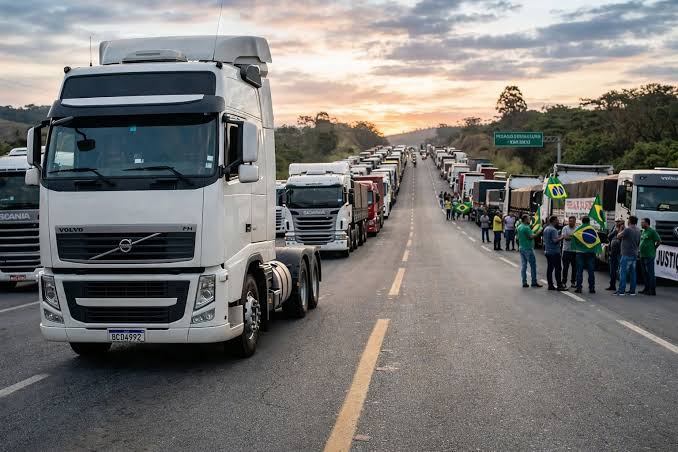 Caminhoneiros suspendem greve, mas permanecem em estado de alerta, diz líder da categoria