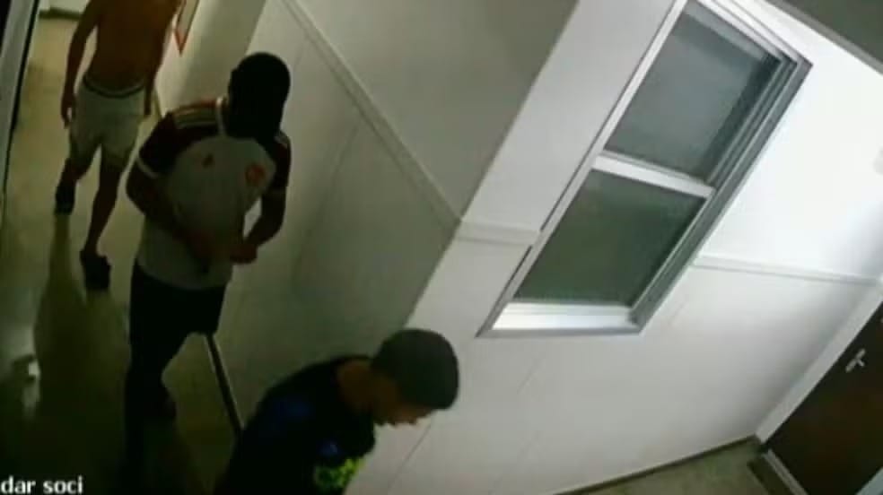 “A mãe de alguém teve que chorar”: novo vídeo mostra suspeitos de estupro coletivo celebrando em elevador