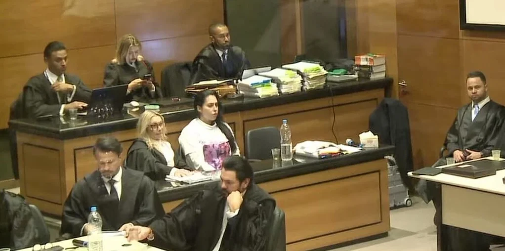 Juíza manda soltar Monique Medeiros, mãe de Henry Borel, e mantém prisão de Jairinho