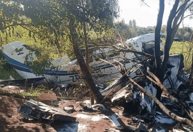 Avião carregando R$ 15 milhões cai no Paraguai, e moradores saqueiam dinheiro