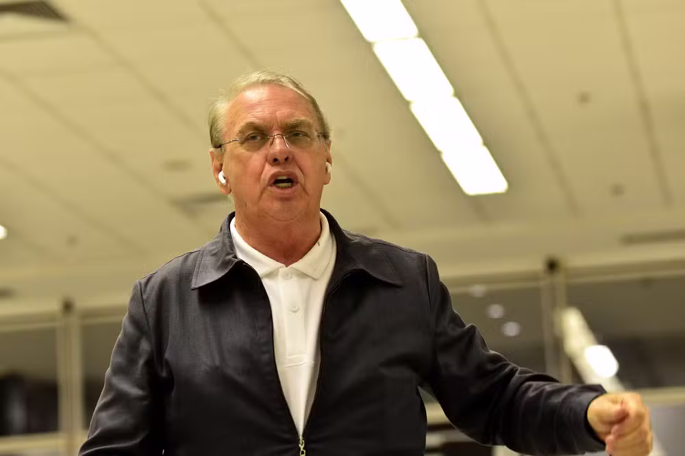 Sócios e conselheiros do Corinthians protocolam pedido de impeachment de Osmar Stabile