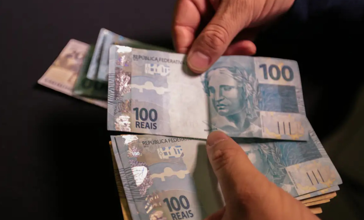 Governo propõe salário mínimo de R$ 1.717 a partir de 2027