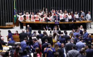 PEC DO FIM DA ESCALA 6×1 É APROVADA NA CÂMARA POR 461 VOTOS A 19 E SEGUE PARA O SENADO