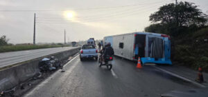 Ônibus tomba e deixa 16 feridos na BR-232, em Caruaru, no Agreste de Pernambuco