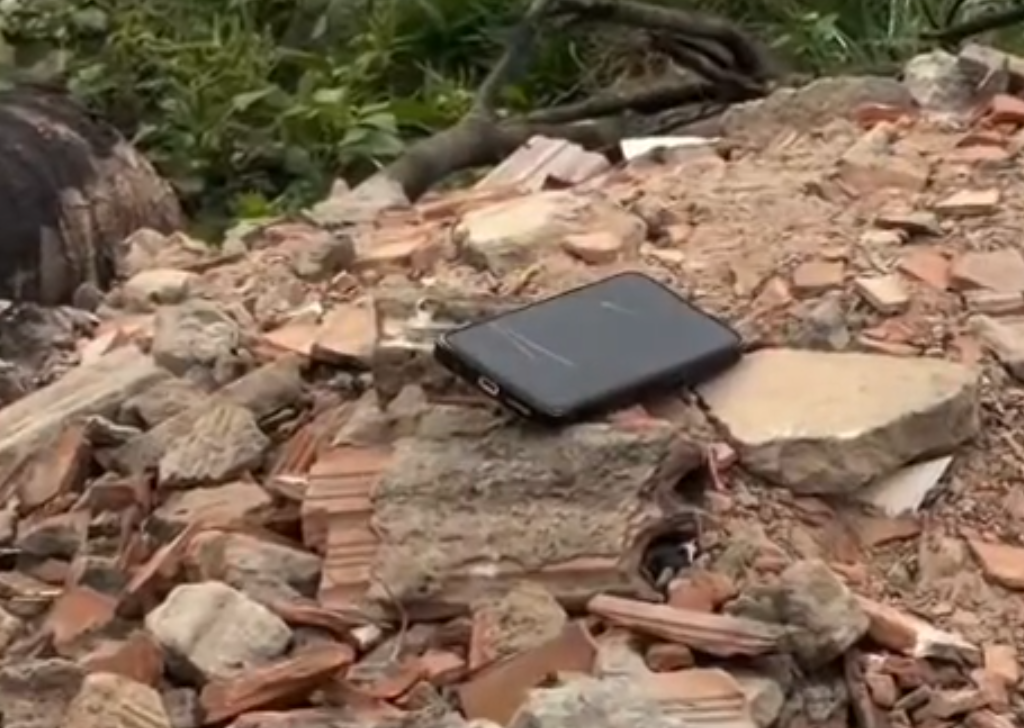 Dois homens são encontrados mortos em Petrolina com marcas de tiros; celular ao lado de uma das vítimas tocava com o nome “Mãe”