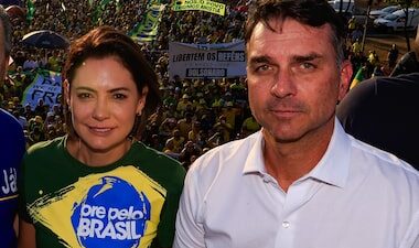 Flávio Bolsonaro pede desculpas a Michelle e alega que: “nunca tive a intenção de ofender”