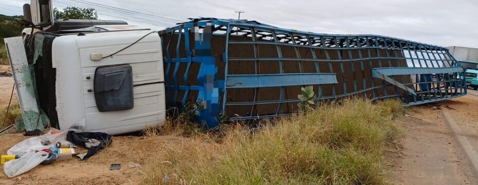 Caminhão carregado com botijões capota na BR-407 em Petrolina