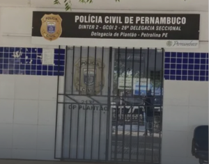 Mulher chama PM de “macaco”, depreda estabelecimento comercial e é presa em Petrolina
