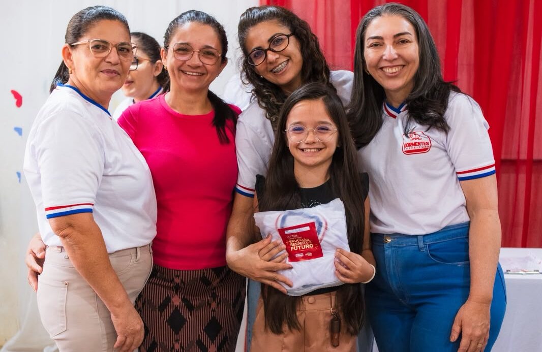 Prefeitura de Dormentes inicia entrega de fardamentos para estudantes da Rede Municipal de Ensino