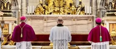 Vaticano excomunga bispos e membros de grupo católico ultraconservador