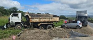 Cinco pessoas morrem em colisão envolvendo caminhão, van, moto e carro na BR-232, em Belo Jardim, Pernambuco