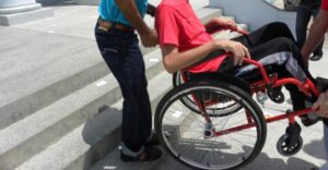 Comissão aprova meia-entrada para responsável por pessoa com deficiência de baixa renda