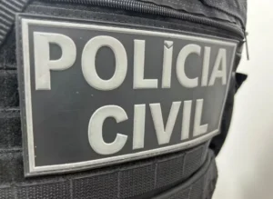 Mulher é presa por fotografar rostos de idosos e usar fotos para fazer empréstimos em aplicativos de bancos