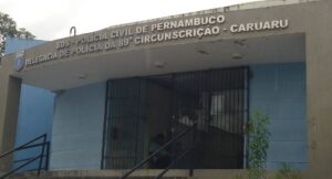 Mulher é presa em flagrante por suspeita de racismo contra menino de 10 anos em Caruaru