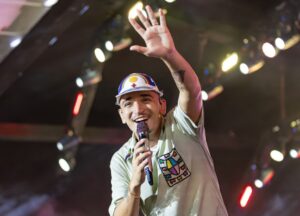 Cantor João Gomes é hospitalizado e cancela shows; entenda