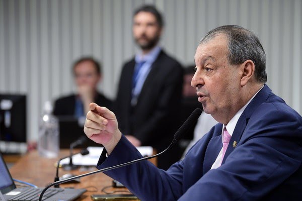 Relator da CCJ do Senado vota a favor da PEC do fim da escala 6×1