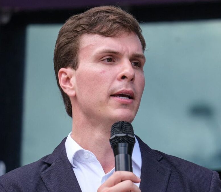 Miguel Coelho anuncia retirada de pré-candidatura ao Senado e reafirma apoio a Raquel Lyra