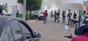 Carro pega fogo no início da tarde desta sexta-feira em Afrânio