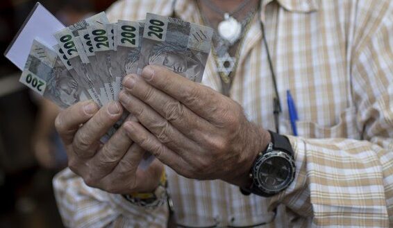 Governo eleva estimativa e calcula salário mínimo de R$ 1.741 em 2027
