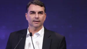 Flávio Bolsonaro aparece filiado a outro partido no sistema do TSE e registro de candidatura é afetado