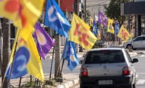 Moradores denunciam risco de acidentes causados por bandeiras eleitorais em ruas de Dormentes