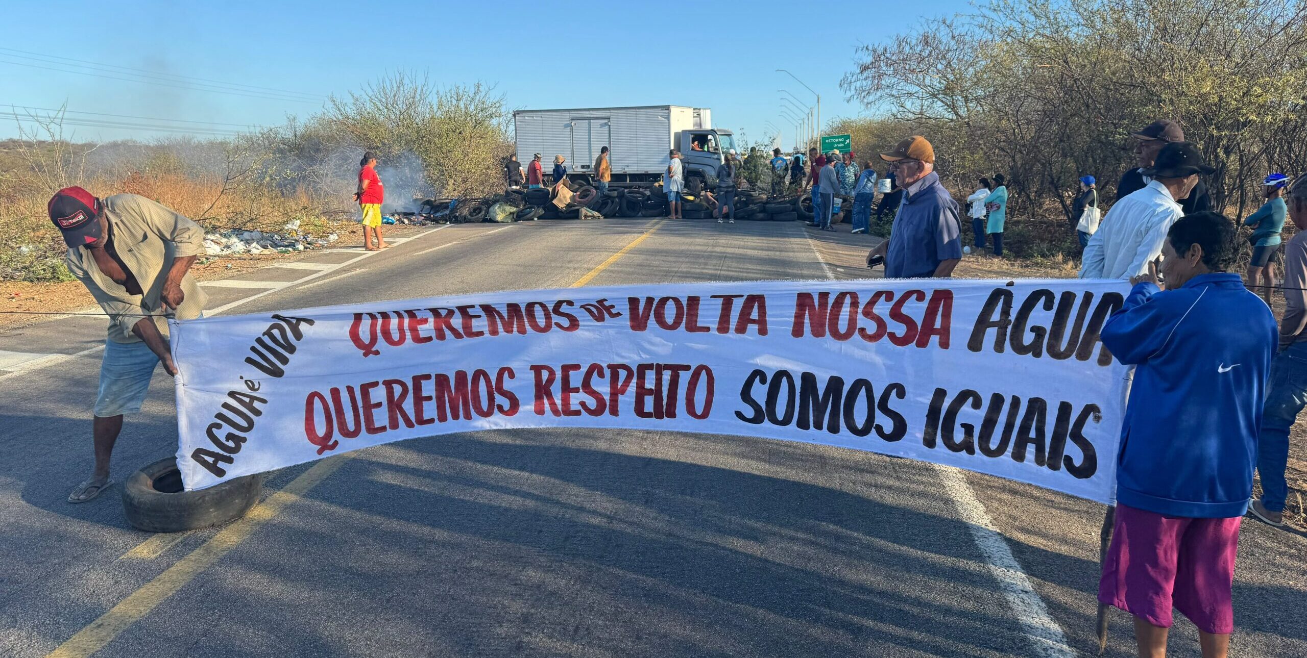 BR-407 é interditada por moradores de Uruas em protesto por falta de água