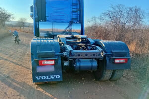 Bando sequestra motorista e rouba carga milionária de café na BR-407; cavalo mecânico é abandonado em Acauã