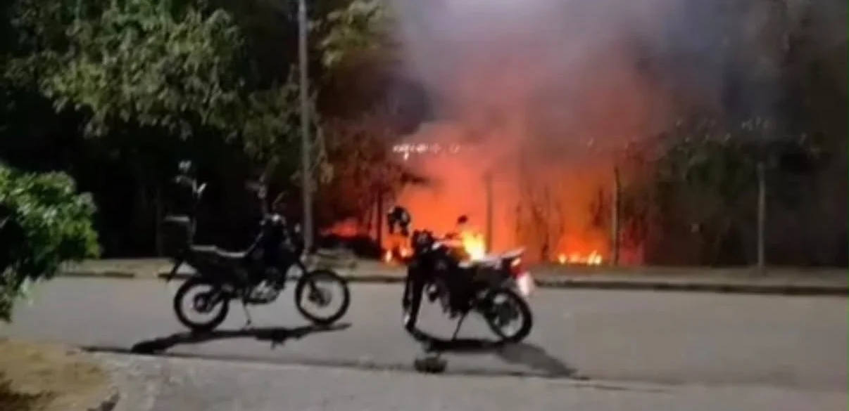INCÊNDIO ATINGE VEGETAÇÃO DE CAMPUS DA UFPE EM CARUARU NA NOITE DESTA QUINTA-FEIRA (8)