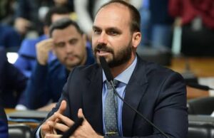 Moraes manda expedir mandado de prisão de Eduardo Bolsonaro e cancelar passaportes